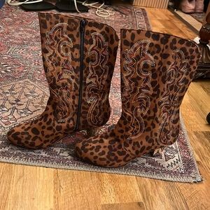 Joan Boyce Animal print embellished boots 9W ❤️